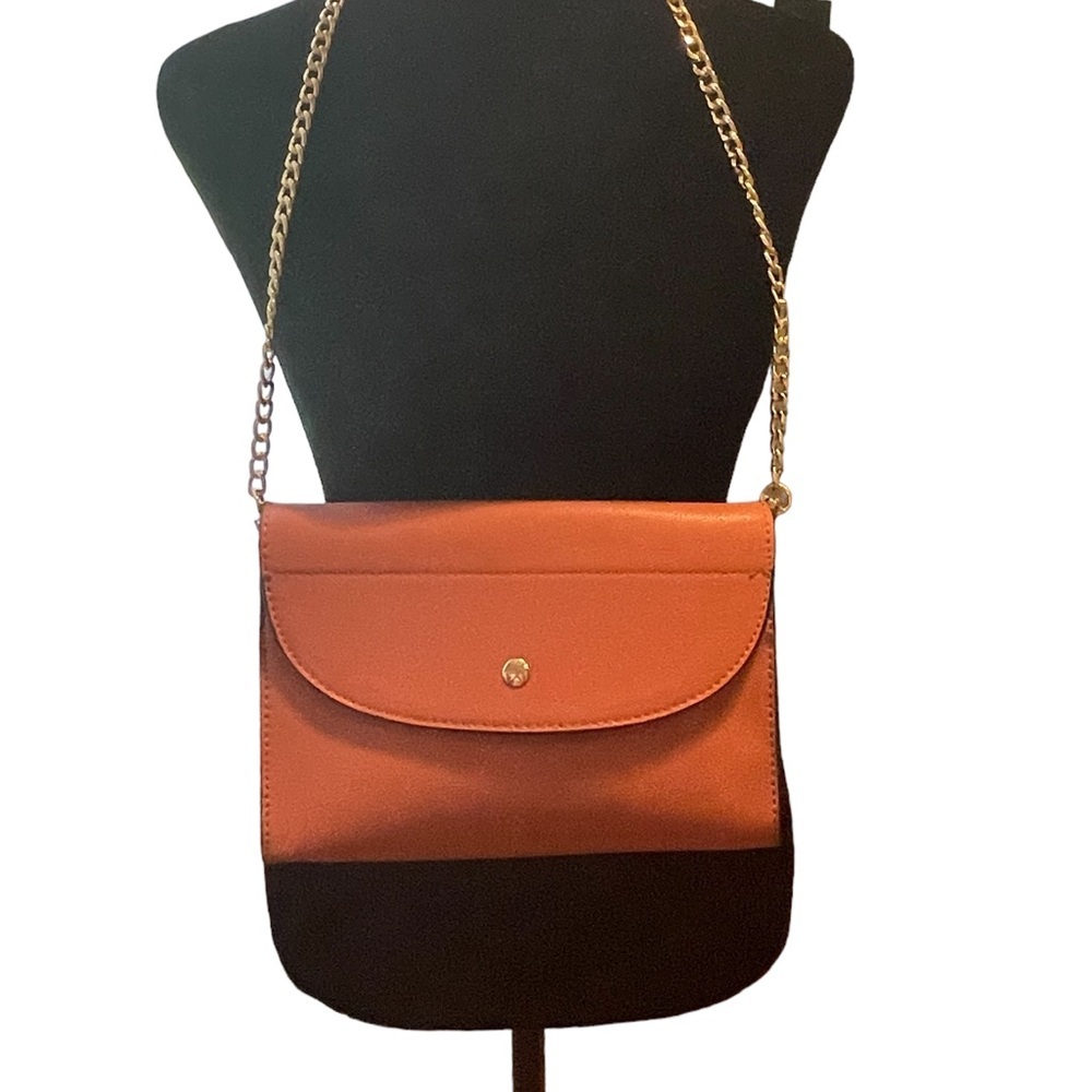 NWOT Shoulder bag, light brown, gold tone‎ chain, faux leather.